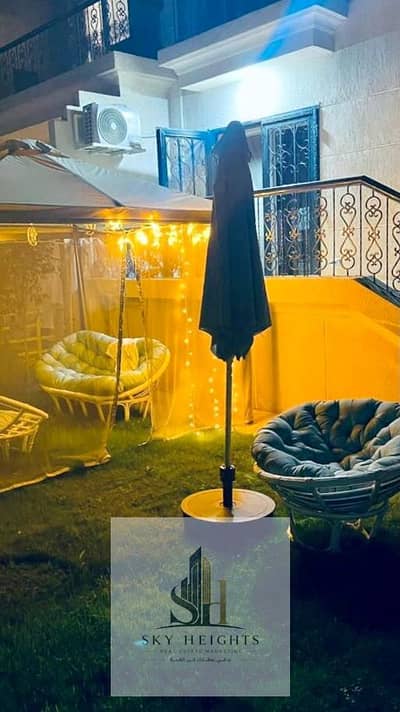 شقة للإيجار المفروش بمدينة الرحاب – أرضي بجاردن بفرش مودرن راقٍ | المرحلة السابعة الجديدة | بجوار السوق الشرقي | 2 غرفة نوم | 2 حمام | موقع مميز للسكن