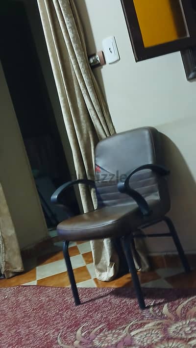 كرسي جلد طبيعي
