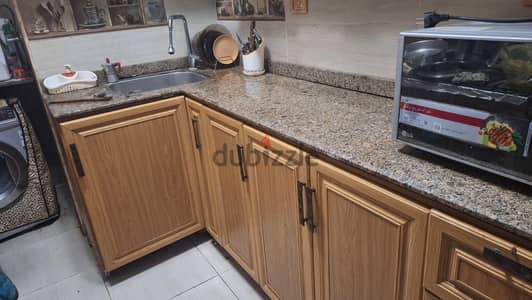 مطبخ خشمونيوم بحاله ممتازه للبيع