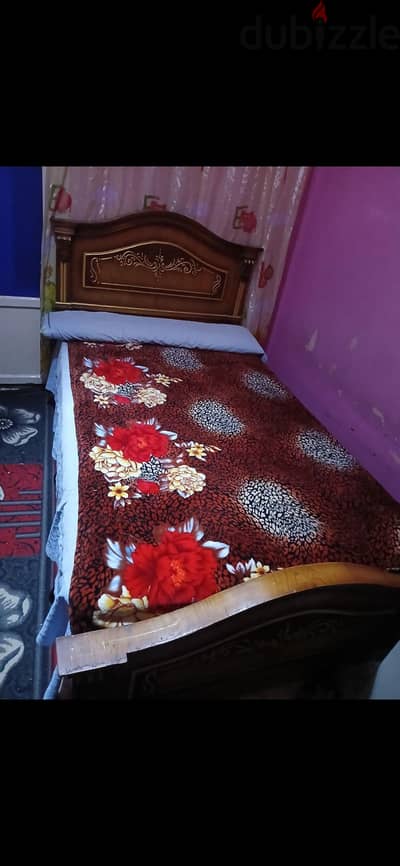 سرير خشبي