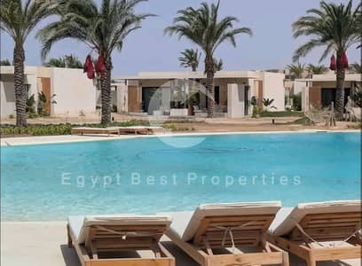 فيلا بفيو بانورامي علي البحر متشطبة بالتكييفات  و العفش في الساحل الشمالي راس الحكمة بأقساط حتى 10 سنوات