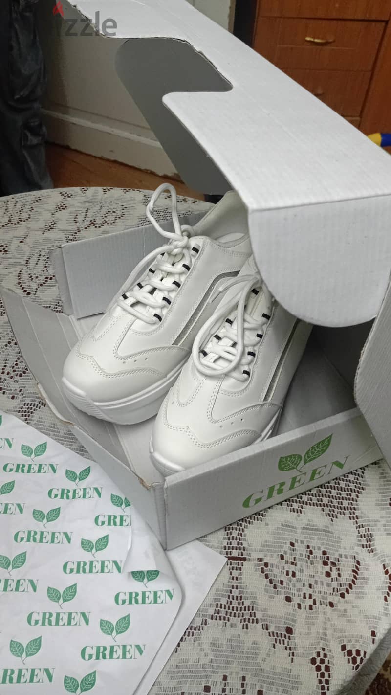 Green sneaker size :39 5