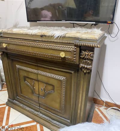 قطعة أثاث من نوع بايوه( bahu)أو وحدة أدراج وخزانة جانبية  Crednza