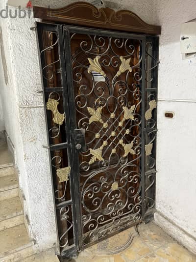باب حديد طول ٢ متر في عرض ٨٢