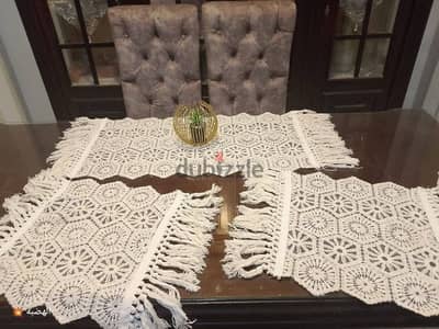 مفرش ٣ قطع مكرميه بشراشيب شيك جدا خامه متينه لون بيج ب ٣٣٠ ج