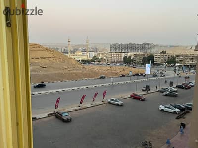 زهراء المعادي على شارع رئيسي أمام المسجد الكويتي