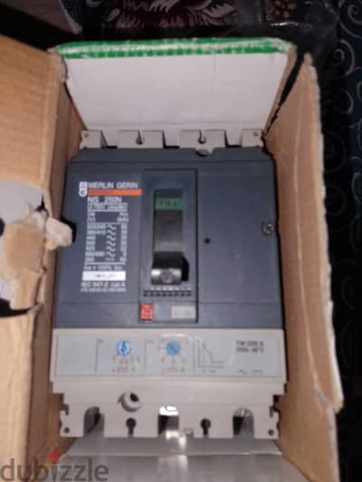 النوع: Merlin Gerin NS250N (حاليًا Schneider Electric).