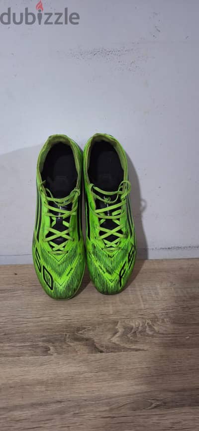 ترتان Adidas  مقاس 44 ميرور اوريجينال