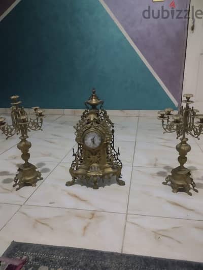 ساعة وشمعدان