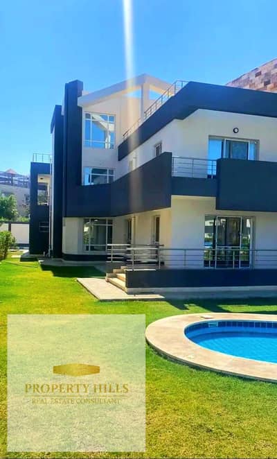 فيلا استاندالون بحمام سباحه متشطبه بڤيو علي البحر جاهزة للمعاينه بالقرب من فوكا باي و لافيستا و هاسيندا و ماونتن فيو