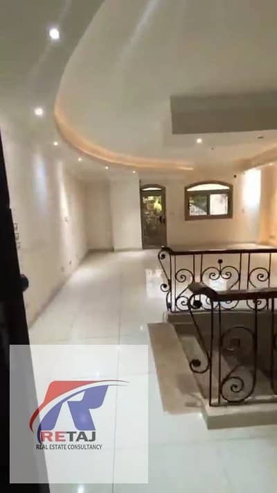 دوبلكس بسعر لقطة للبيع في فيلات النرجس 4 بأسانسير داخلي للدوبلكس بجوار مسجد فاطمة الشربتلى ودقيقة من شارع التسعين علي جاردن كبيرة بمدخل خاص بالتجمع ال