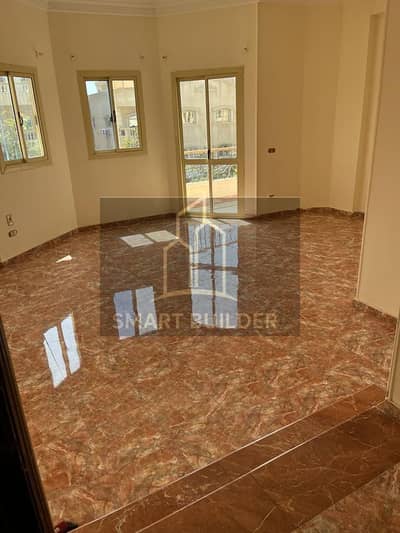 Apartment 200 meters on the second floor, First Assembly, Al Yasmeen 8 villas, with elevator and natural gas - 3 bedrooms, reception 3 pieces, living room, 2 bathrooms, and kitchen with super lux finishing