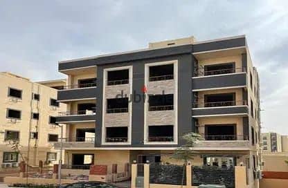 شقه ارضي بجاردن في كمبوند في التجمع الخامس دقايق من التسعين الجنوبي بجوار الجامعه الامريكيه استلام فوري مساحه 185m