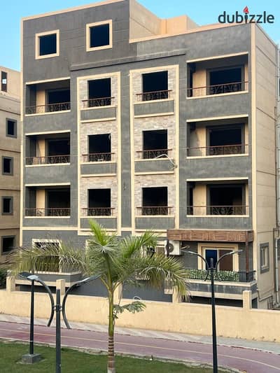 شقه للبيع 230m + 22 garden بالتجمع الخامس في كمبوند بجوار الجامعه الامريكيه