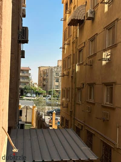 شقة للبيع بالحي الرابع عمارات 3/4 بجوار مدرستي قايتباي والمصرية ومحور جمال عبد الناصر! موقع حيوي ممتاز وسعر لقطة أقل من السوق.