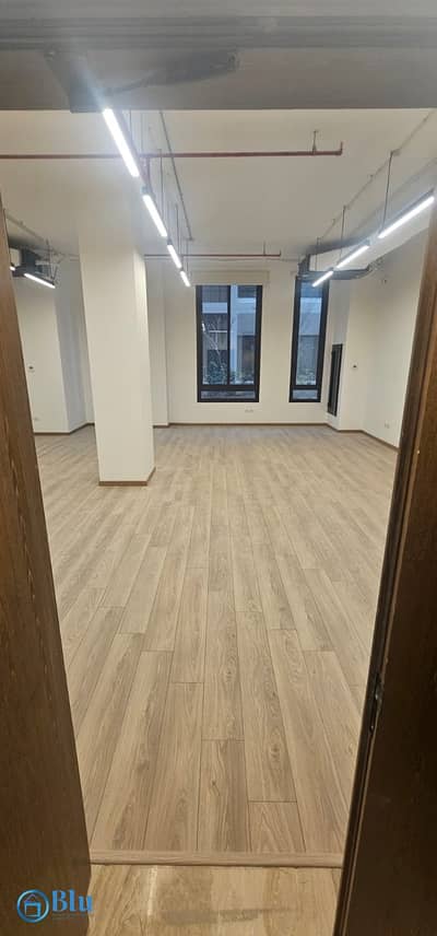 مكتب مميز جدا متشطب جاهز للتشغيل ديستريكت فايف مراكز للايجار مساحة 120 متر دور ارضي district 5 D5 marakez