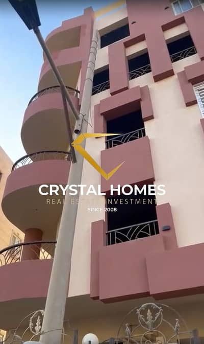Apartment for sale in front of the 6th of October Club in the eighth district in the Hi Town compound, 140 meters, first balcony at a bargain price