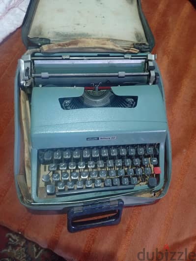 آلة كاتبة كلاسيكية من طراز Olivetti Lettera 32