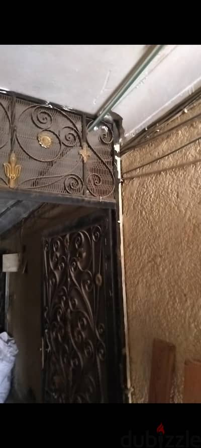 باب حديد بحالة ممتازة