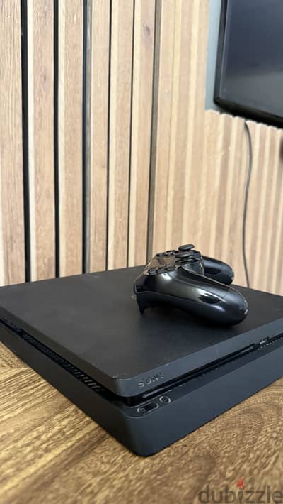 PS4 Slim 500GB + ذراع أصلي + 3 ألعاب للبيع