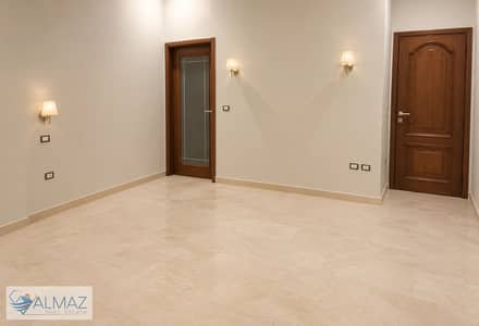 شقه فاضيه 260 متر للايجار في كمبوند النخيل في التجمع الخامس يقع بالقرب من الطريق الدائري