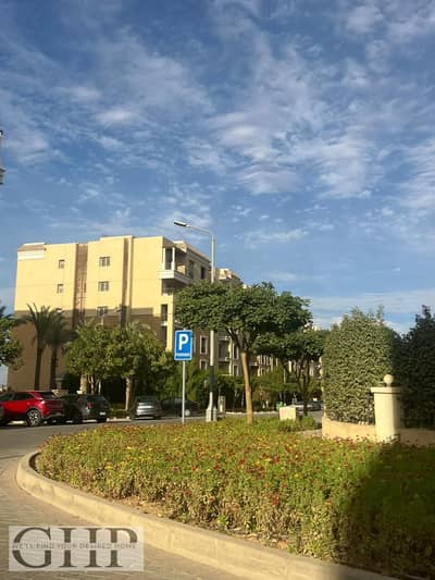 شقة بأفضل سعر وموقع مميز جدا للبيع في سراي مدينة المستقبل Sarai Mostakbal City