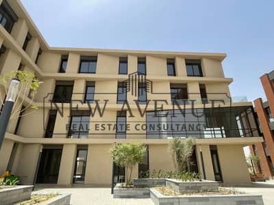 مكتب اداري متشطب بالكامل بمساحة 79 متر للايجار في District 5 بالقاهرة الجديدة