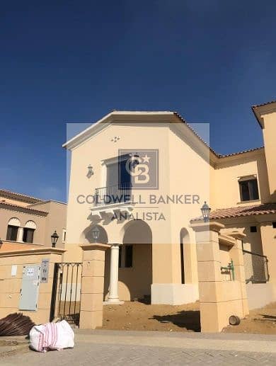 سيتي جيت القاهرة الجديدة  فيلا مستقلة للبيع المساحة المبنية:  325 متر   مساحة الأرض: 485 مترً ثلاث غرف نوم  أربعة حمامات غرفة مربيه