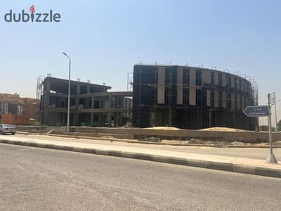 للبيع صيدلية في مبني طبي بالكامل في الشروق 2 بجوار كارفور و خلف مبني بنك مصر مباشرة و مدرسة NIS بقسط علي 4 سنوات.