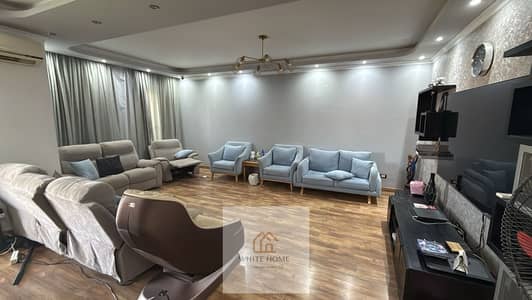 للايجار مفروش بمدينة الرحاب ( 4 غرف + غرفه ناني + 3 حمام ) بالرحاب 2 بالقرب من جميع الخدمات ( السوق الشرقي + مول افنيو ) علي فيو ووايد جاردن بسعر مميز