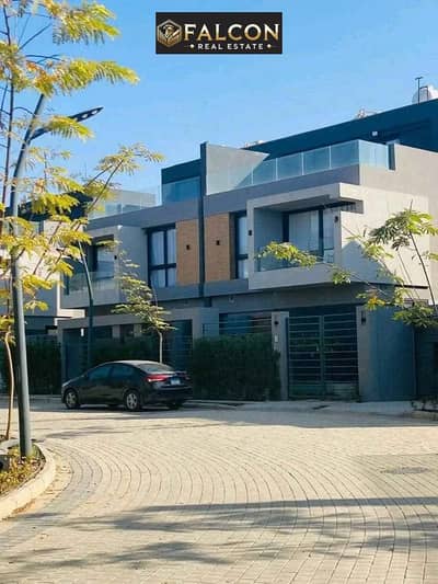 تاون هاوس ((جاهز للسكن)) بفيو على land scape للبيع فى كمبوند باتيو 5 patio الشروق بجوار مدينتى و الرحاب و بالقرب من العاصمه الاداريه وبالقرب من auc