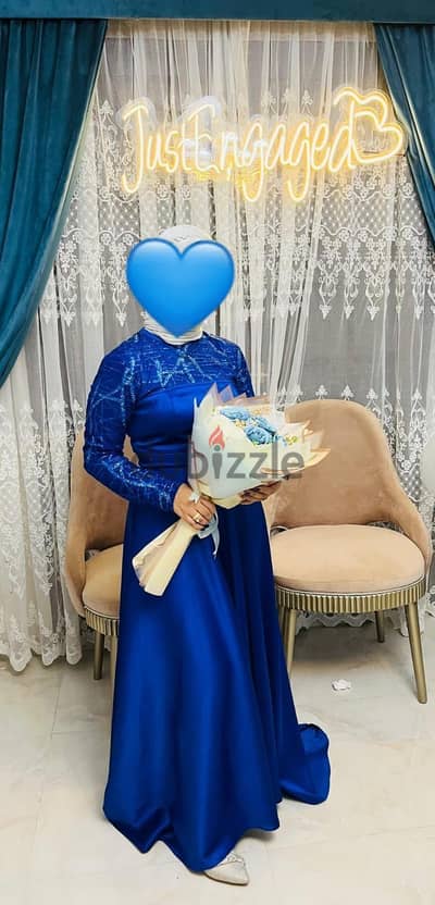 فستان سوارية تفصيل ازرق لامع شيك -لبسة واحدة (جديد بحالة ممتازة)