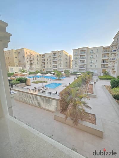 شقة للايجار في Mivida Boulevard بمساحة 133 متر، الدور الاول، Fully Furnished، 2 Bedrooms، اطلالة Swimming Pool، Modern Furniture، بسعر 90000 جنيه