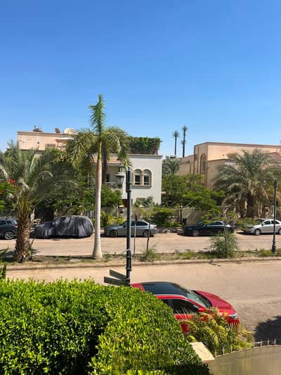 للإيجار فيلا مميزة بالتكييفات والمطبخ داخل كمبوند جرينز – الشيخ زايد  فرصة مميزة للسكن داخل أحد أرقى كمبوندات الشيخ زايد، فيلا بتشطيب ألترا لوكس، بموق