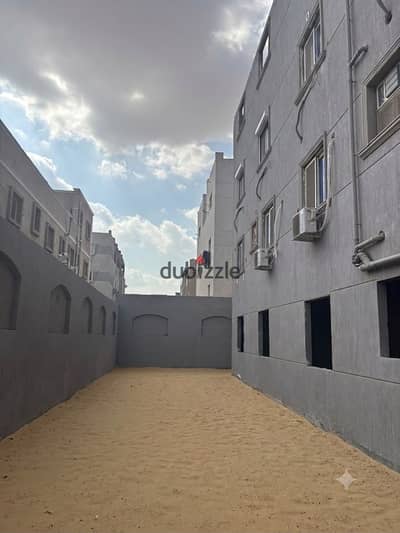 شقة مساحة ممتازة ولوكيشن رائع بالقرب من مول أسبانيا بلازا علي الرئيسي مساحة 230 م معاها جاردن 240 م مدخل خاص نصف تشطيب  بالعدادات بفترة تسهيلات مناسبة