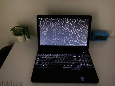 Dell E5540 فيه كارت شاشه مناسب للطلاب