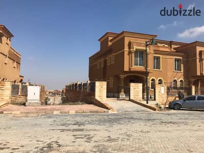Twin house for sale, 500m², Royal Meadows compound, super lux finish, 7-year payment plan.