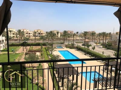 شقة ٤ غرف نوم فيو حمام سباحة مفروشة بالكامل فندقي للايجار في كمبوند اب تاون كايرو
