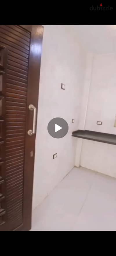 شقه للايجار قانون جديد في كمبوند ون قطاميه ع دائري المعادي مباشره حيث يتمتع الكمبوند بمسحات خضراء وحممات سباحه ويوجد أمن وحراسه ع مدار الساعة كما أن الموقع متميز للغايه ربع ساعة للتجمع الخامس ودقائق لكارفور المعادي الشقه مساحتها كبيره 145 متر غرفتين واتين