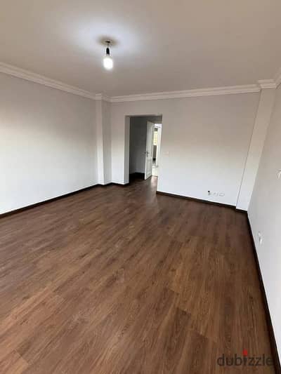 للبيع بمدينتى B1 شقه ٣٢٠متر وايد جاردن  خطوات من الخدمات   مكونه من  ٣غرف نوم منها غرفه ماستر  غرفه ليفنج غرفة مربية بحمام خاص  غرفة غسيل صغيره  رسبشن كبير  مطبخ  ٤حمامات  تراس كبير