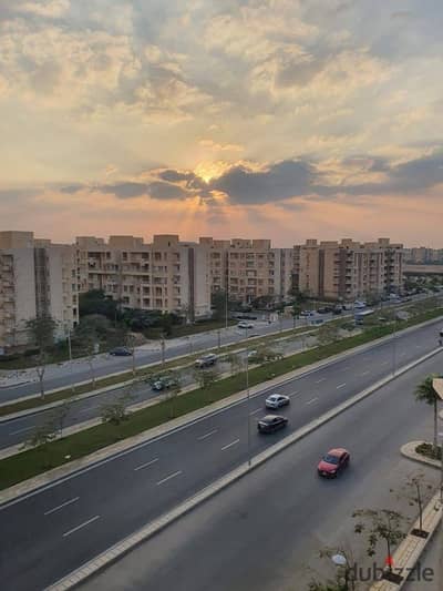 للايجار بمدينتى ١٦٥م تشطيب خاص فرش مودرن لوكيشن مميز ماستر روم فيو مفتوح