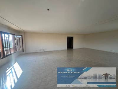 An exceptional rental opportunity in Al Rehab City: a 300-square-meter unit overlooking the largest "White Garden," featuring 5 bedrooms and 4 bathroo