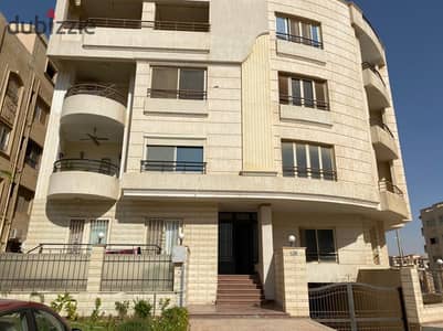 حي إسكان الجامعة الأمريكية بالتجمع الخامس: يقع بجوار بوابة 4 وبوابة 5 للحرم الجامعي، مباشرة أمام سبوت مول وميد تاون مول، متفرع من نهاية شارع التسعين ا