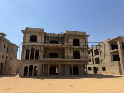 فيلا مستقلة بإطلالة بانورامية على لاند سكيب في موقع متميز للبيع في قطامية ديونز القاهرة الجديدة Katameya Dunes من تطوير شركة ستارلايت للتطوير العقاري