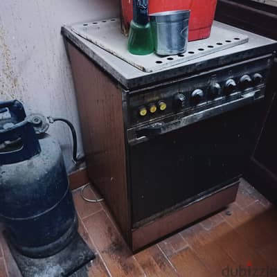 مطبخ وبوتيجاز وانبوبة ونيش ومكتب وباب