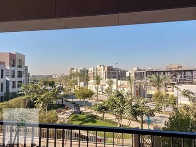 شقه للايجار بالمطبخ و التكيفات في كمبوند مراكز - ديستركت 5