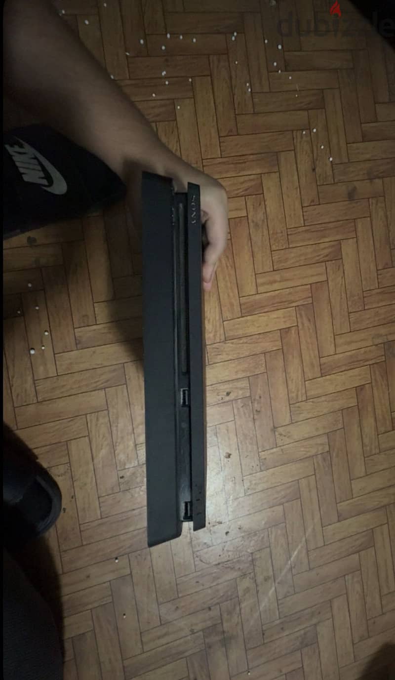 PlayStation 4 slim 1