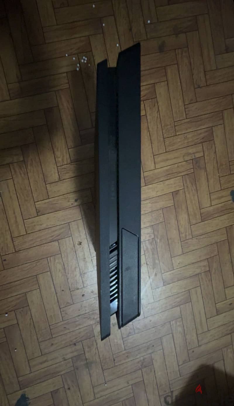 PlayStation 4 slim 2
