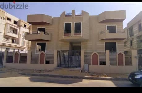 فيلا لقطة فى القرنفل ناصية ممر بحرى شرقى وعلى شارع رئيسى متسلمة