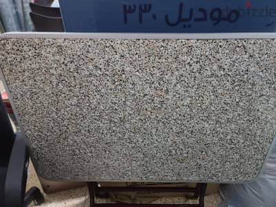 2ترابيزة فضي شبه جديد والتربيزه البني مستعمل